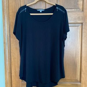 Kate & Mallory black short sleeve top with zippers at shoulders, size 1X